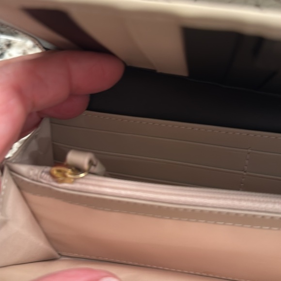 Radley Beige Wallet with Dog Logo .. leather .. nwt
Authentic .. full size - Picture 7 of 10